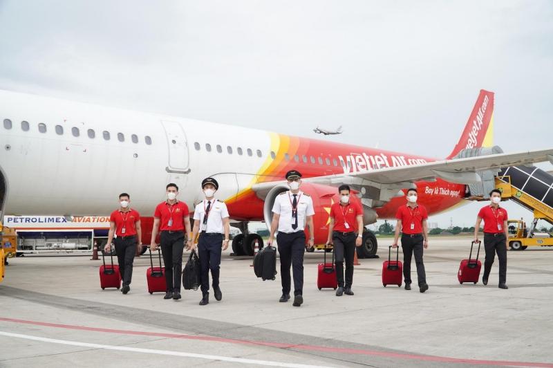 May bay Vietjet Air dang do tai san bay, chuẩn bị cho chuyến bay Hà Nội Sài Gòn với chi phí hợp lý
